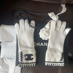 New Chanel cashmere gloves white